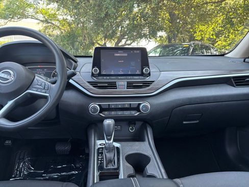 Used 2025 Nissan Altima 2.5 SV FWD image 17