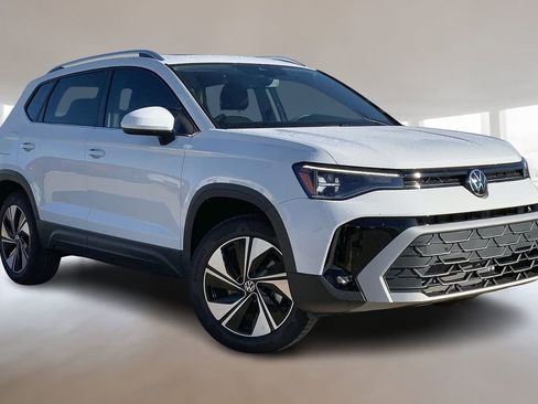 Used 2026 Volkswagen Taos SE AWD/4WD image 2