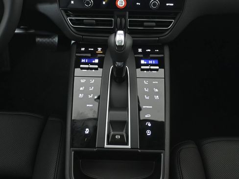 Used 2026 Porsche Macan AWD/4WD image 23