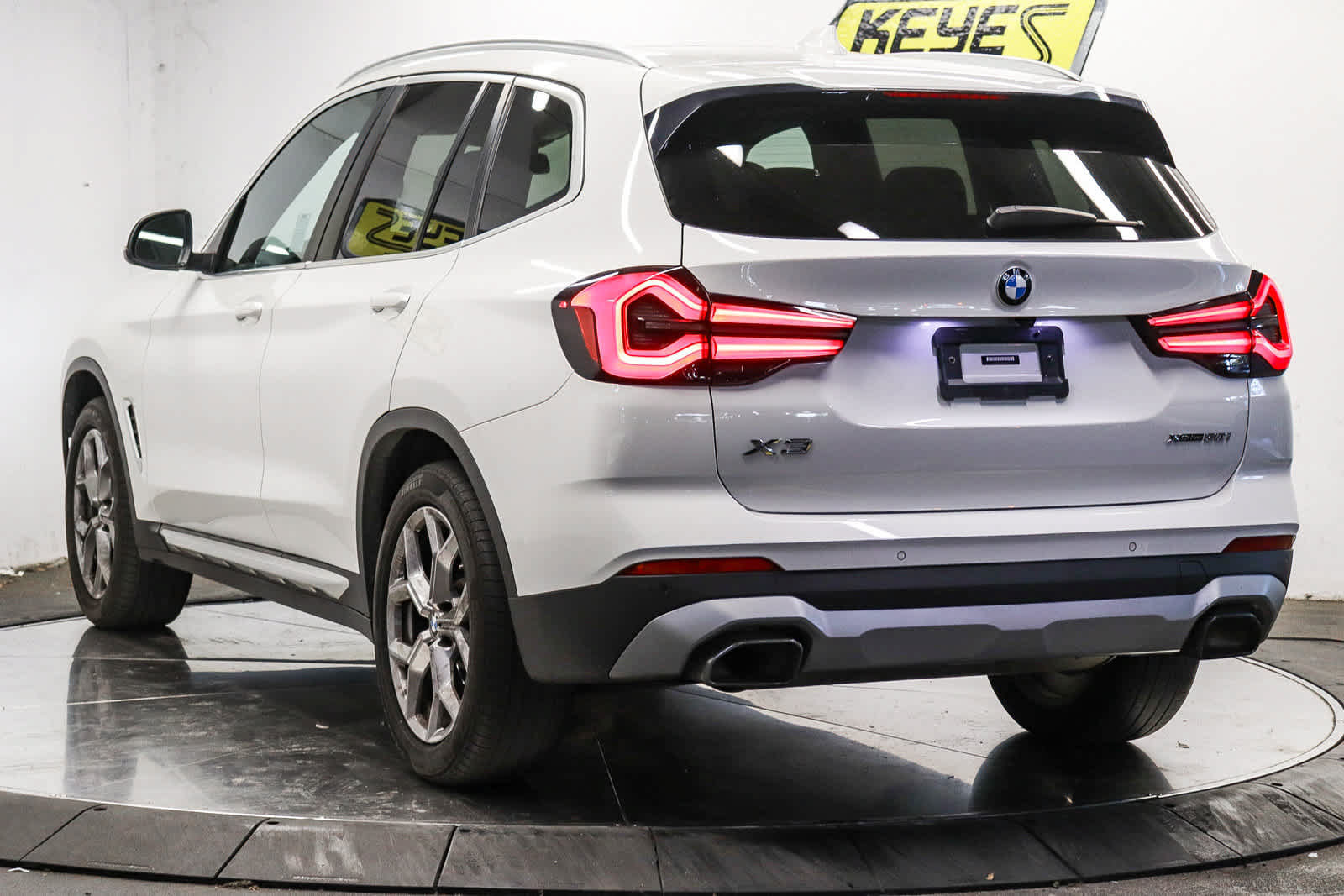 Used 2023 BMW X3 xDrive30i w/ Convenience Package AWD/4WD image 4