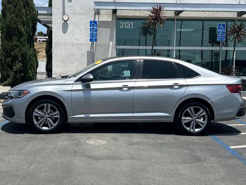 Used 2022 Volkswagen Jetta SE w/ Panoramic Sunroof Package FWD image 7