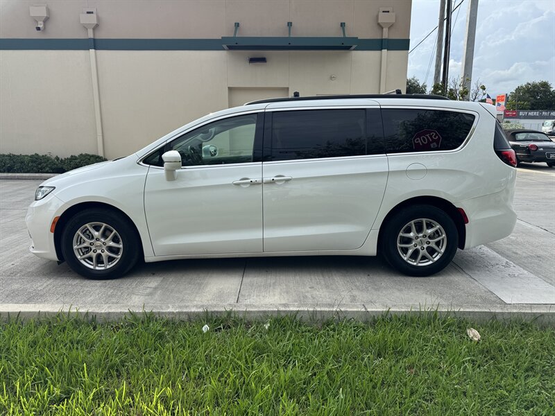 Used 2022 Chrysler Pacifica Touring-L FWD image 4