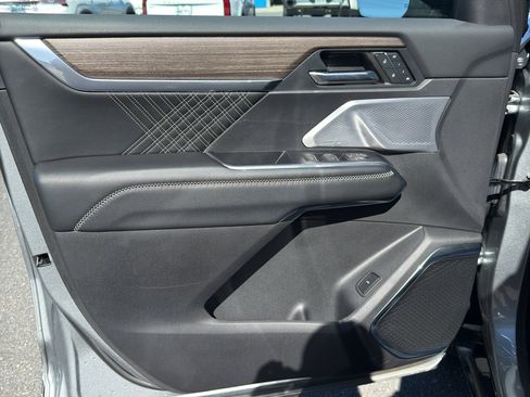 Used 2024 GMC Acadia Denali w/ Super Cruise Package image 10