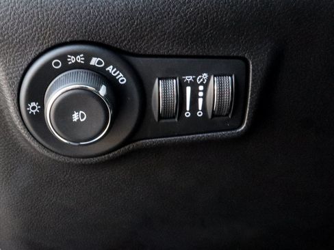 Used 2025 Jeep Compass Latitude AWD/4WD image 16