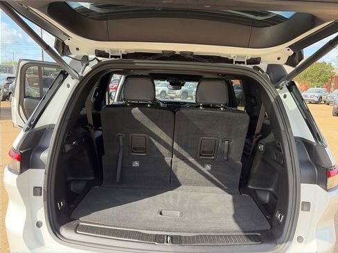 Used 2023 Jeep Grand Cherokee L Laredo image 9