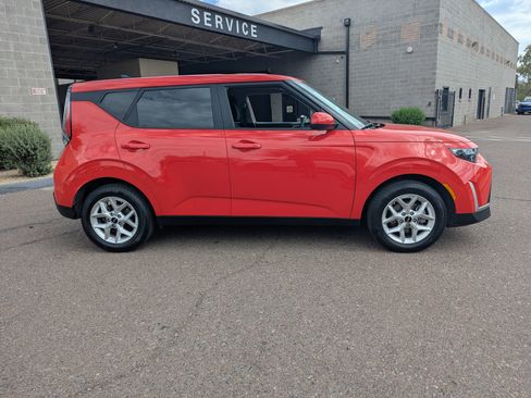Used 2025 Kia Soul LX w/ LX Technology Package FWD image 2