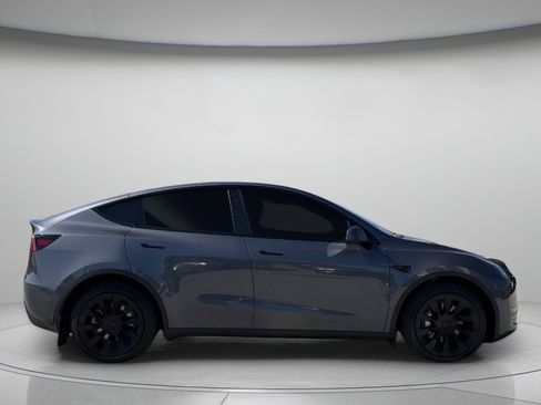 Used 2023 Tesla Model Y Long Range AWD/4WD image 2