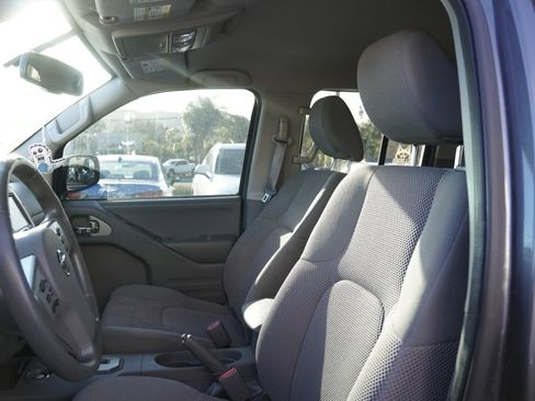 Certified 2020 Nissan Frontier SV w/ Midnight Edition Floor Mats image 16