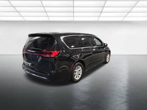 Used 2025 Chrysler Pacifica Select FWD image 4