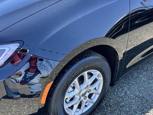 Used 2024 Chrysler Pacifica Touring-L image 13