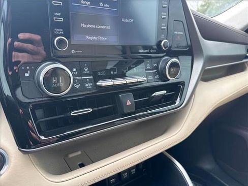 Used 2021 Toyota Highlander XLE image 23