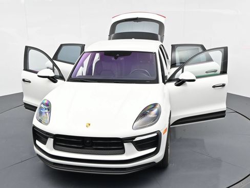 Certified 2023 Porsche Macan AWD/4WD image 16