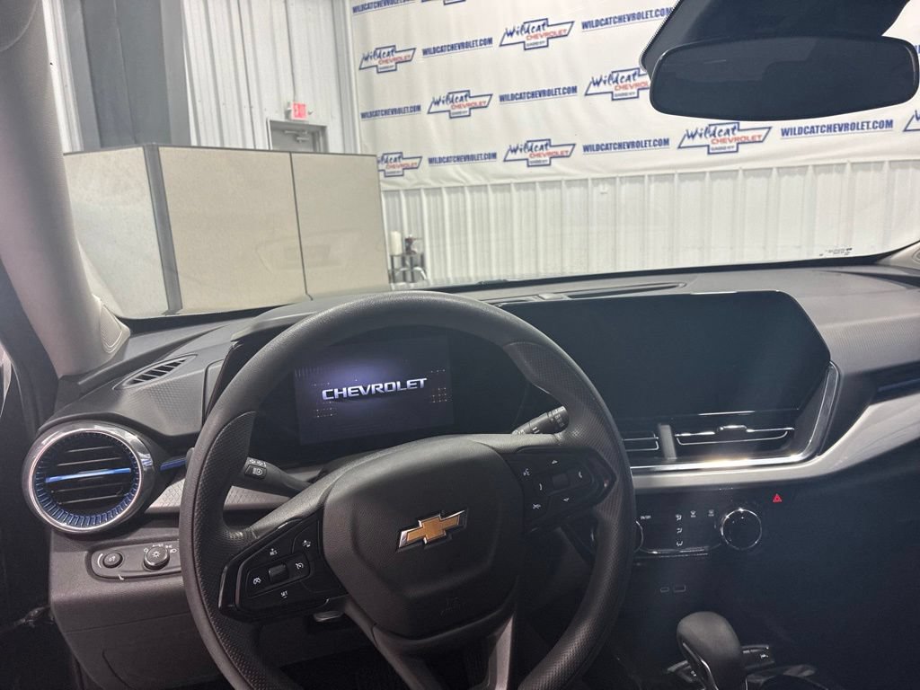 Used 2026 Chevrolet Trax LT FWD image 2