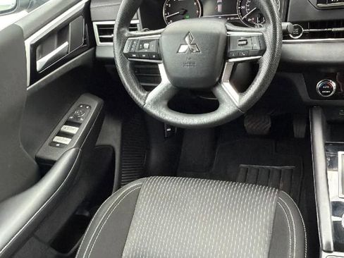 Used 2024 Mitsubishi Outlander ES image 9