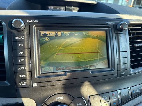 Used 2012 Toyota Sienna XLE image 28