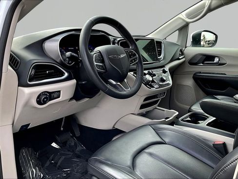 Used 2023 Chrysler Pacifica Touring-L FWD image 16