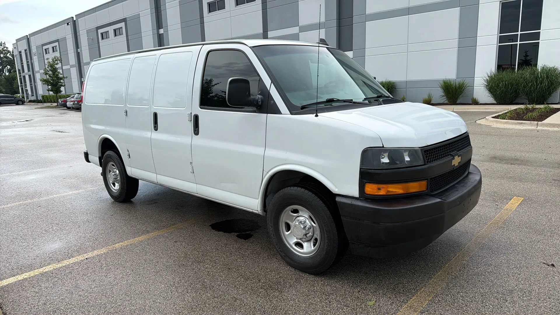 Used 2021 Chevrolet Express 3500 RWD image 3