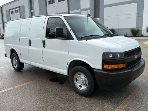 Used 2021 Chevrolet Express 3500 w/ Driver Convenience Package RWD image 3