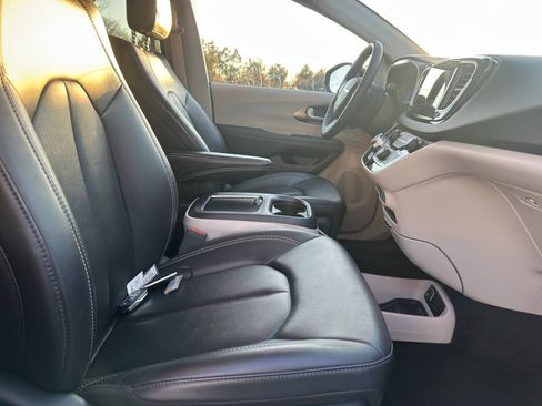 Used 2024 Chrysler Pacifica Touring-L image 10