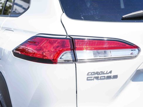 Certified 2024 Toyota Corolla Cross LE w/ Moonroof Package FWD image 11