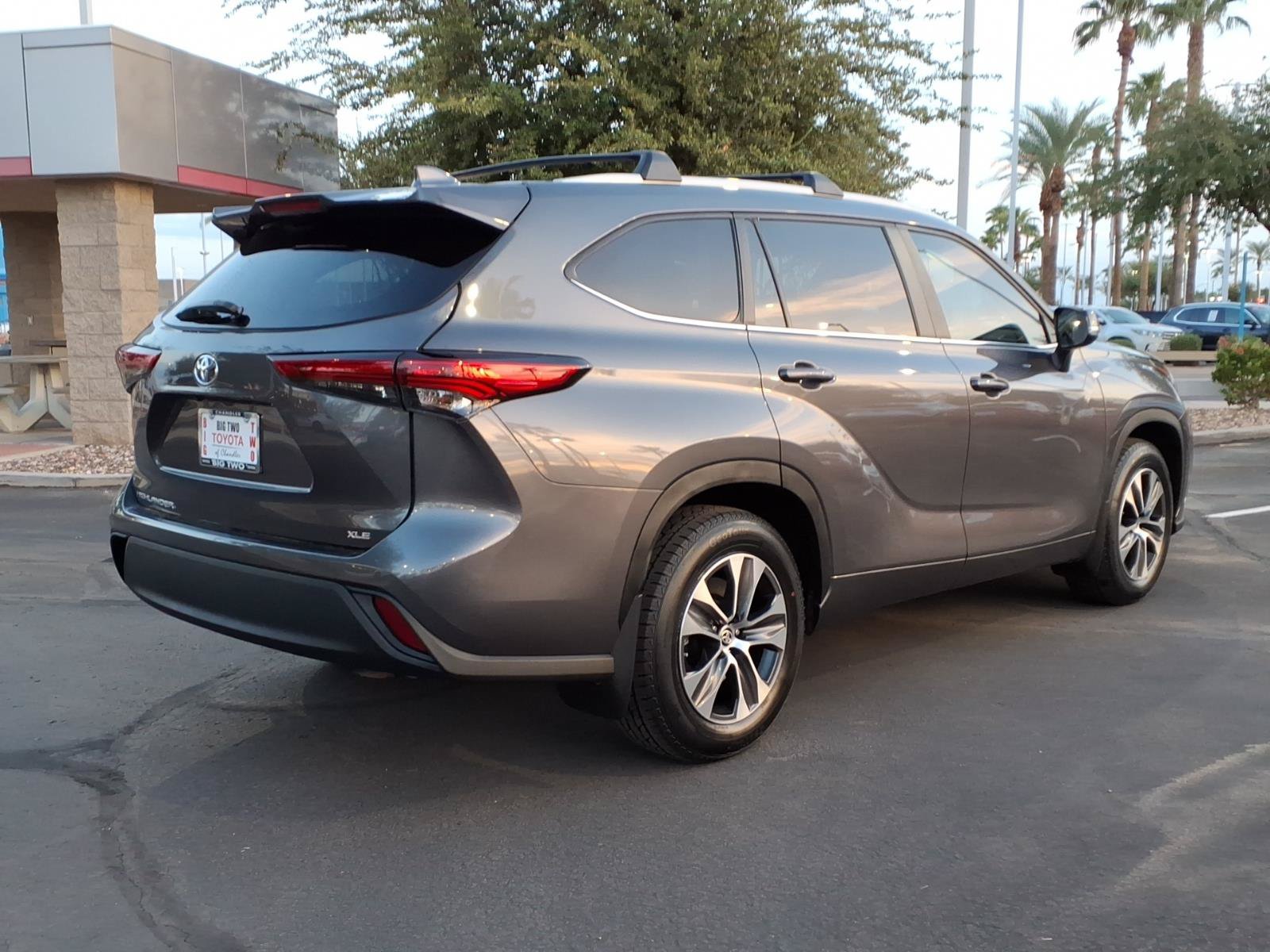 Used 2023 Toyota Highlander XLE FWD image 4