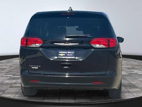 Used 2023 Chrysler Voyager LX FWD image 5