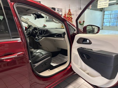 Used 2018 Chrysler Pacifica Touring-L Plus w/ Advanced Safetytec Group image 29
