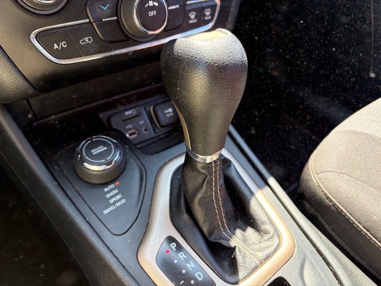 Used 2015 Jeep Cherokee Latitude AWD/4WD image 7
