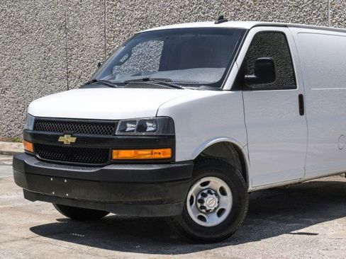 Used 2023 Chevrolet Express 3500 w/ Driver Convenience Package RWD image 5