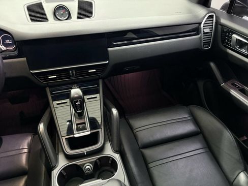 Used 2019 Porsche Cayenne AWD/4WD image 9