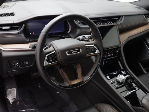 Used 2025 Jeep Grand Cherokee Summit image 6