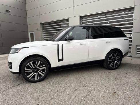 Used 2023 Land Rover Range Rover SE image 3