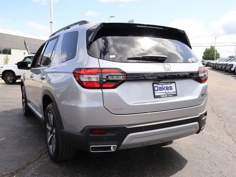 Used 2025 Honda Pilot Touring image 5
