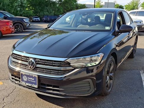 Certified 2023 Volkswagen Jetta SE w/ Panoramic Sunroof Package FWD image 4