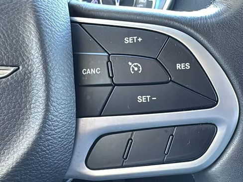 Used 2018 Chrysler 300 Touring L image 13