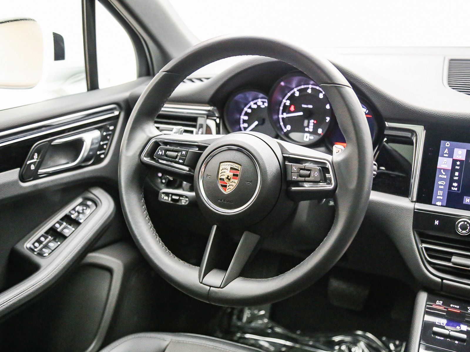 Certified 2025 Porsche Macan AWD/4WD image 19