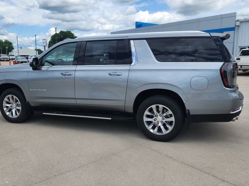 Used 2025 Chevrolet Suburban Premier AWD/4WD image 8