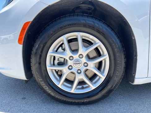 Used 2024 Chrysler Pacifica Touring-L FWD image 32