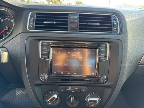 Used 2017 Volkswagen Jetta SE image 22