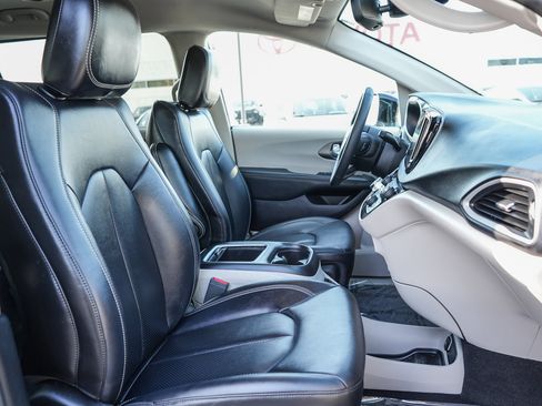 Used 2024 Chrysler Pacifica Touring-L image 16