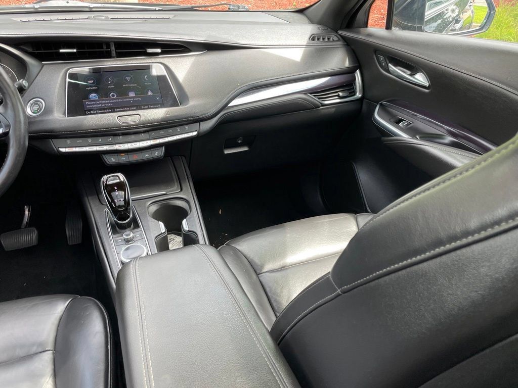 Used 2021 Cadillac XT4 Luxury w/ Cold Weather Package AWD/4WD image 11