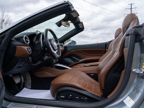 Used 2017 Ferrari California T RWD image 32