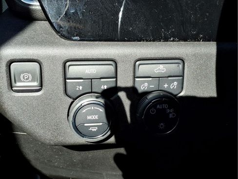 Used 2022 Chevrolet Silverado 1500 LT AWD/4WD image 18