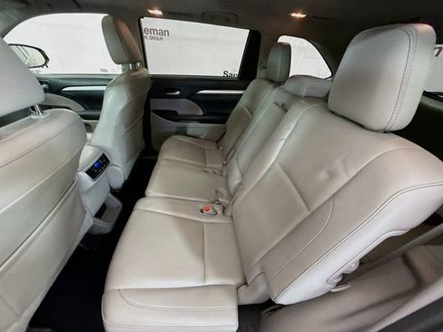 Used 2016 Toyota Highlander XLE AWD/4WD image 25