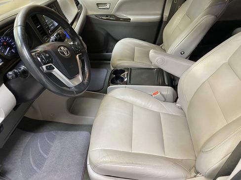 Used 2020 Toyota Sienna XLE w/ XLE Navigation Package image 19