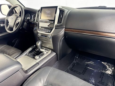 Used 2017 Toyota Land Cruiser image 39