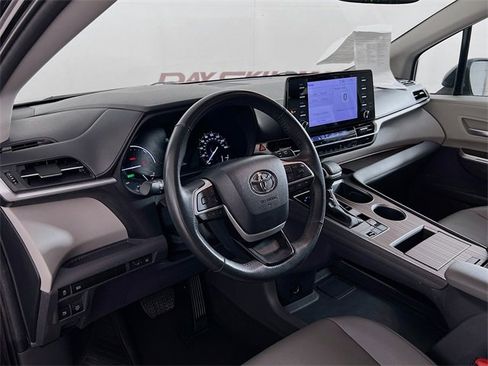 Used 2024 Toyota Sienna XLE image 36