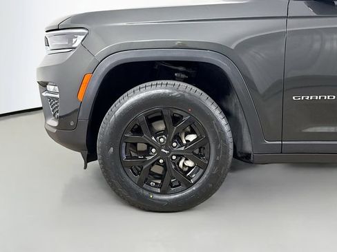Used 2023 Jeep Grand Cherokee Limited w/ Luxury Tech Group II AWD/4WD image 32