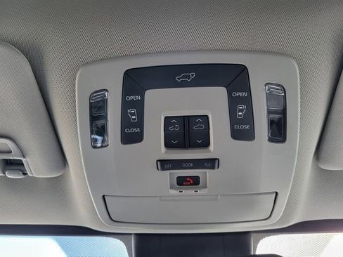 Used 2023 Toyota Sienna XLE image 28