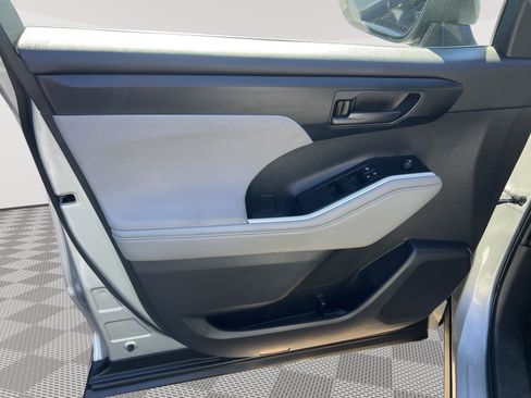 Used 2021 Toyota Highlander LE image 10